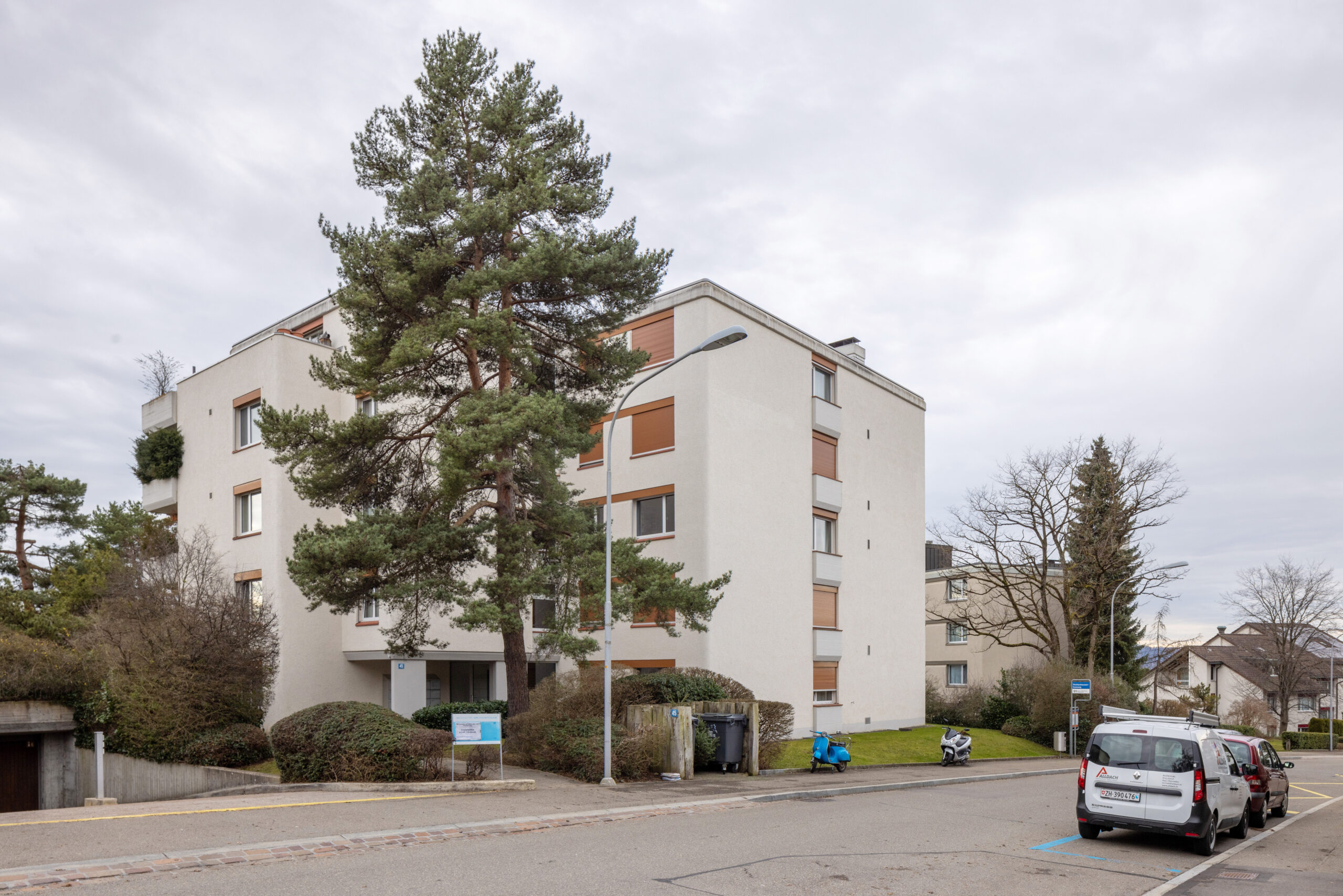 Strassenseite Wiesliacher 45. Ein grosser Baum verdeckt das Haus zur Hälfte.