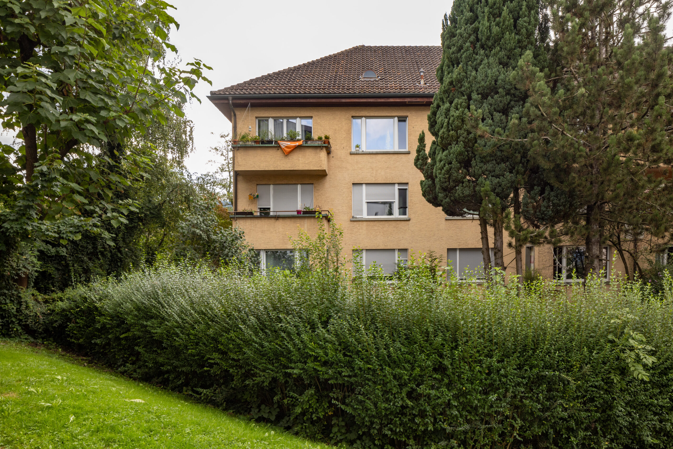 Ostseite der Kalchbühlstrasse 92 umgeben von Begrünung