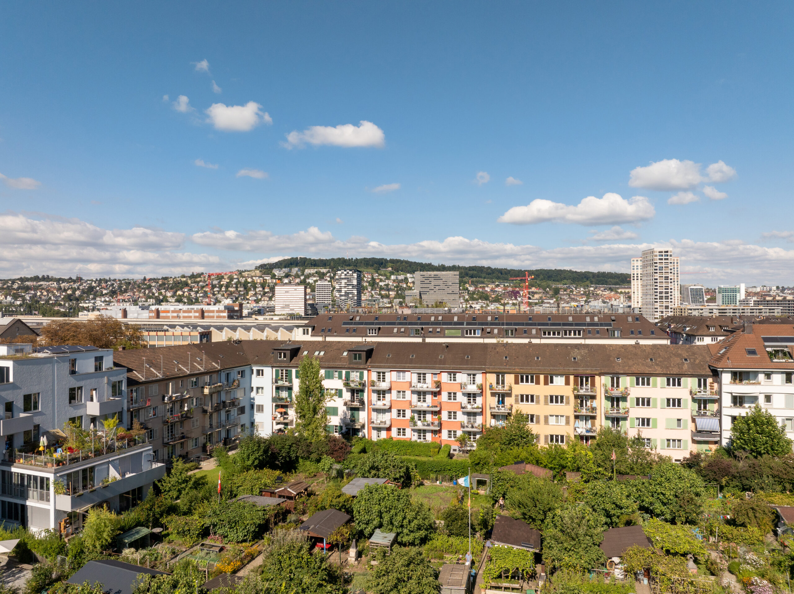Hofansicht der Eichbühlstrasse 67 mit Familiengärten