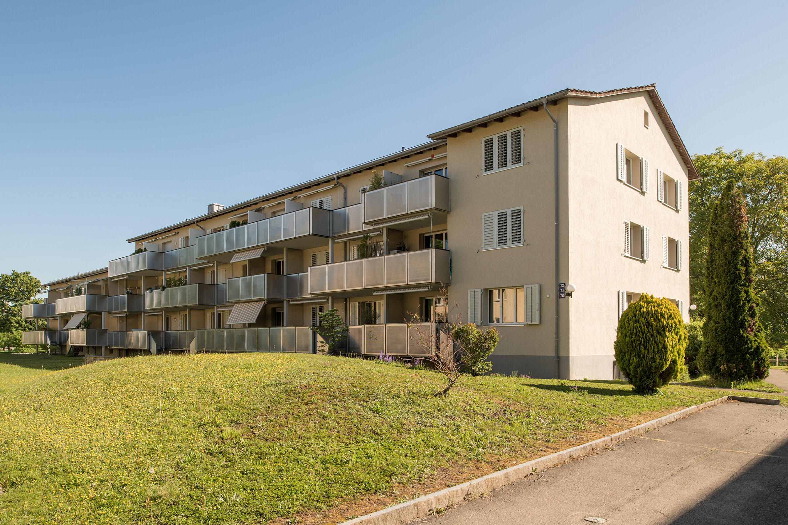 Nord-west Ansicht der Riedenhaldenstrasse 72-76 mit Balkonen