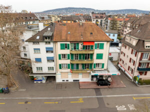 Talwiesenstrasse 178 von schräg oben, mit Tankstelle im Erdgeschoss rechts