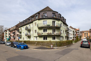 Talwiesenstrasse 162 ist ein Eckhaus, von der Ecke abgebildet